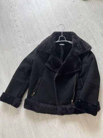 블랙 무스탕풍 숏코트