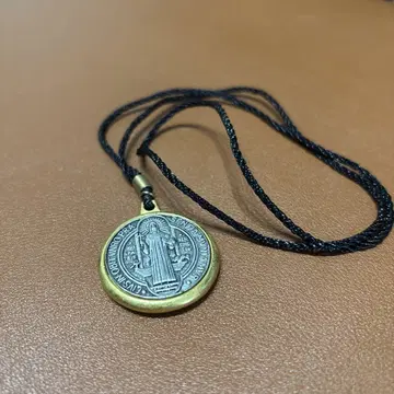 메달형 펜던트 목걸이