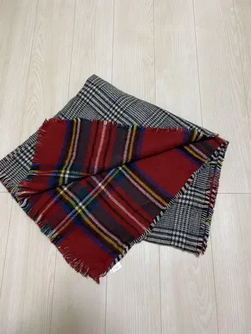 Mila Owen 빨간색과 블랙 체크 머플러