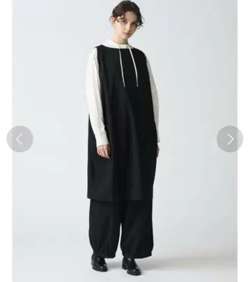 미즈이로 인드 보트넥 슬리브리스 원피스