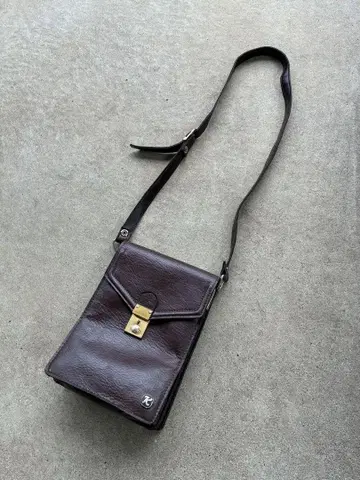 다크 브라운 가죽 숄더백