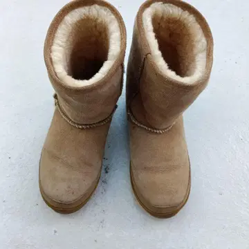 어그 부츠 베이지 스웨이드 미네통카