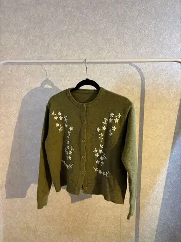 jemiremi 꽃무늬 자수 올리브 그린 가디건