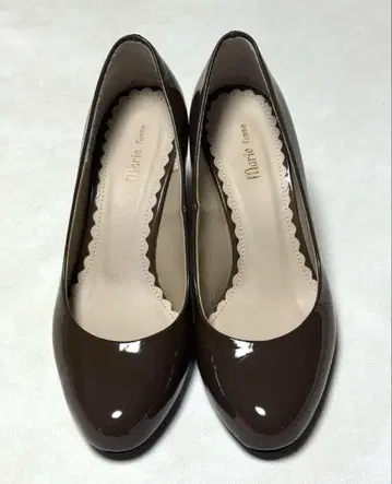 새상품 브라운 marie femme 에나멜 펌프스 22cm