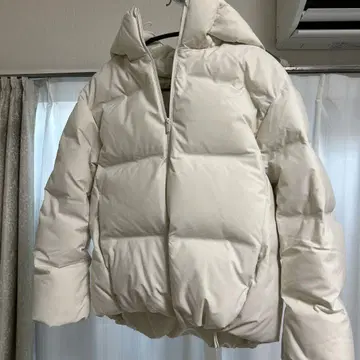 화이트 후드 부착 다운 자켓