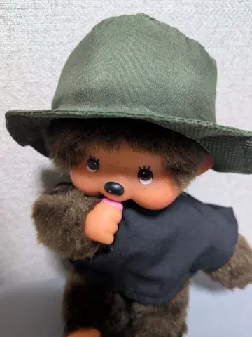 몬치치 S 사이즈 블랙 셔츠 그린 모자 브라운 눈