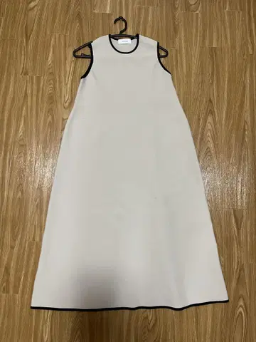 미라 오웬 슬리브리스 원피스 택 포함 새상품 1곳 얼룩