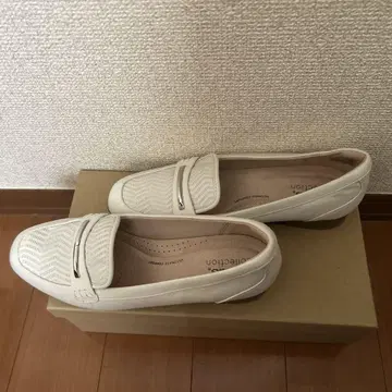 화이트 메쉬 로퍼