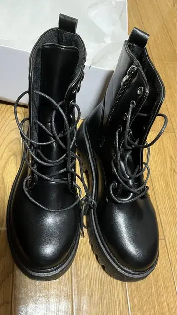블랙 밀리터리 부츠 지퍼 포함