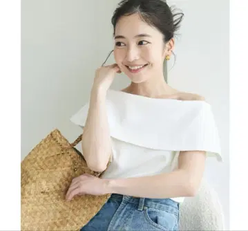 화이트 오프숄더 상의 베이스먼트 온라인