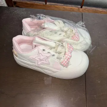 화이트/핑크 별 모양 장식 스니커즈
