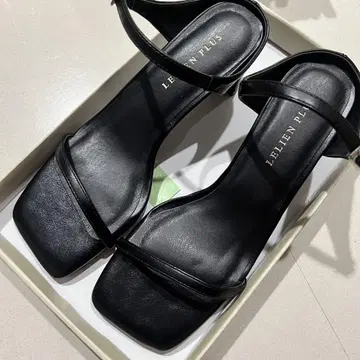 LELIEN PLUS AmiAmi 블랙 스트랩 샌들