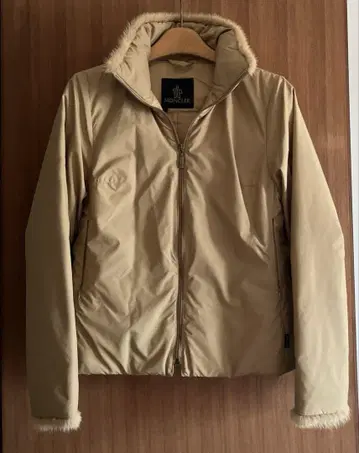 MONCLER 숏 기장 다운 사이즈 1 베이지 새상품급