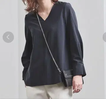 UNITED ARROWS UBC 메탈 커프스 V넥 블라우스 38 네이비