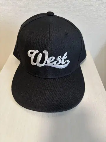 WEST. 로고 캡