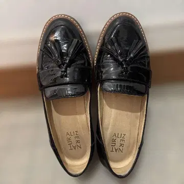 ALIZAR 에나멜 태슬 로퍼 블랙 24cm