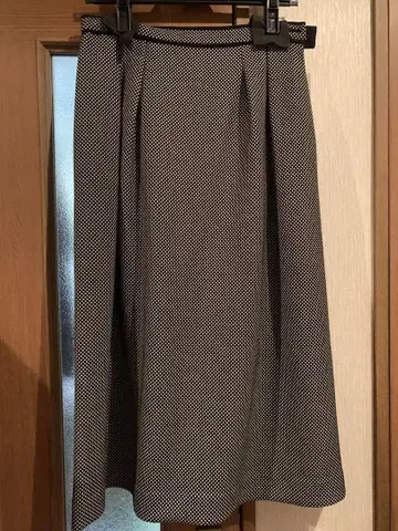 블랙과 화이트 도트 플리츠 스커트