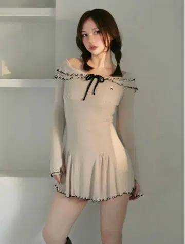 andmary 베티 프릴 미니 드레스