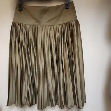 Uniqlo U 플리츠 스커트 무릎 기장 올리브 그린