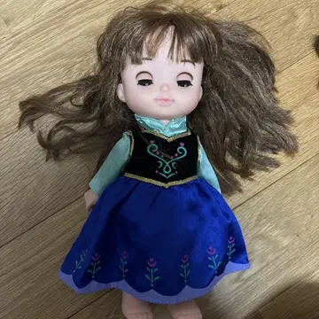 꽃 무늬 드레스 인형