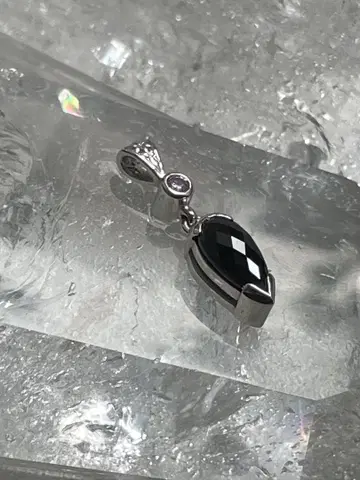 Kate King Jewellery 블랙 스피넬 펜던트 탑