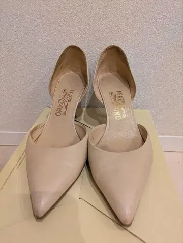 FERRAGAMO 베이지 스틸레토 하이힐