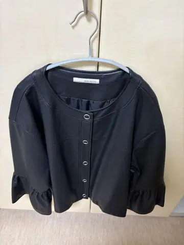 노카라 가죽풍 자켓 블랙 프릴 소매