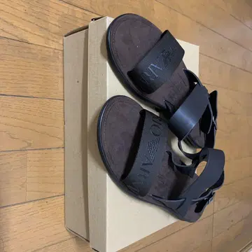 EMPORIO ARMANI 블랙 샌들