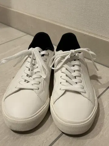 ZARA 화이트 스니커즈 39