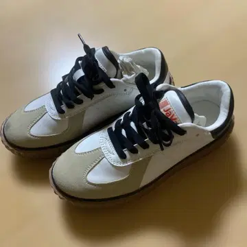 베이지와 화이트 스니커즈
