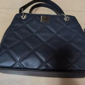 GUESS 퀼팅 블랙 숄더백