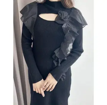 소재 코사지 니트 원피스 블랙 프릴