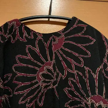 시선당 블랙 베이스에 빨간색 꽃무늬 돌먼 슬리브