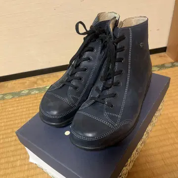 핀 컴포트 네이비 가죽 하이컷 부츠