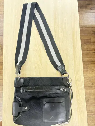 빈티지 발리 블랙 숄더백 스트라이프 스트랩