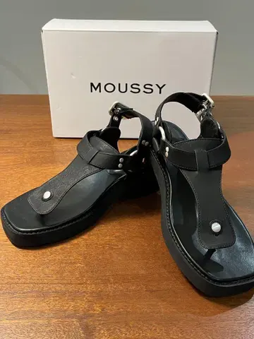 MOUSSY 블랙 샌들 백 스트랩