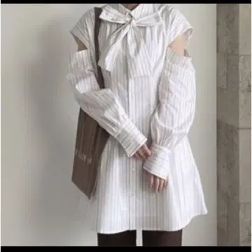 안미르 잘록한 어깨 트임 화이트 스트라이프 오프숄더 원피스