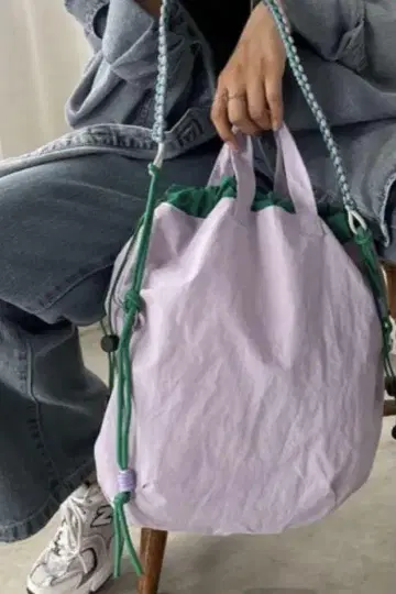 연한 퍼플과 그린의 숄더백