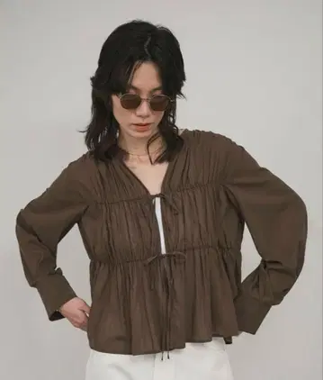 프론트 리본 티어드 개더 블라우스