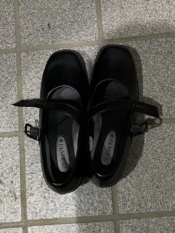팬지 스트랩 포함 블랙 펌프스