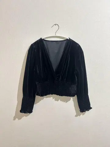 ZARA 블랙 벨벳 크롭 상의