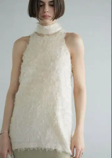 CLANE FEATHER RIBBON NOSLEEVE TOPS