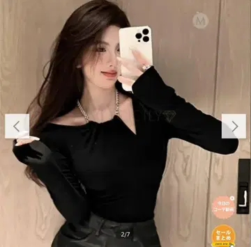 오프숄더 블랙 긴팔 상의 체인 포함