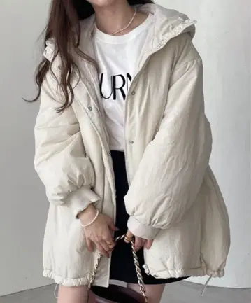 아이보리 후드 부착 오버 사이즈 다운 자켓