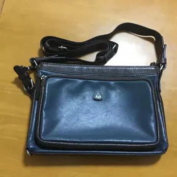 다크 블루 가죽 숄더백