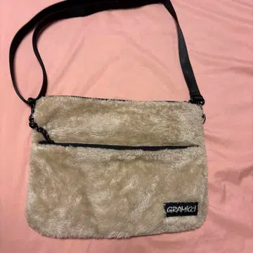 GRAMICCI 베이지 퍼 숄더백