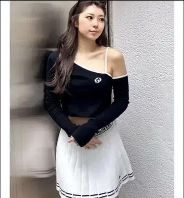 오프숄더 크롭 탑 블랙