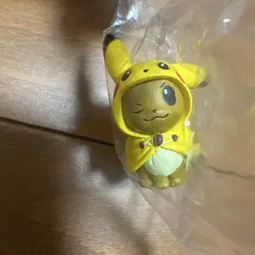 FAN OF PIKACHU & EIEVUI 판초 피규어 가챠