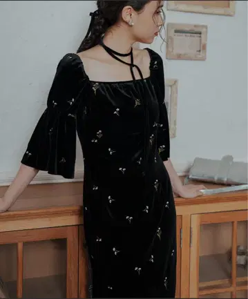 Kastane 벨루어 벨 슬리브 드레스 포멀