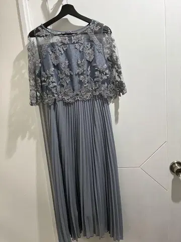레이스 달린 그레이 드레스